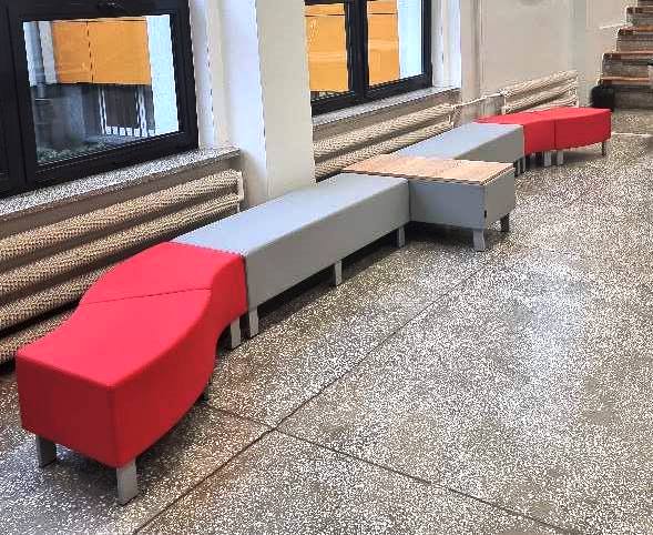 pufy siedziska na kortytarz szkolny stolik